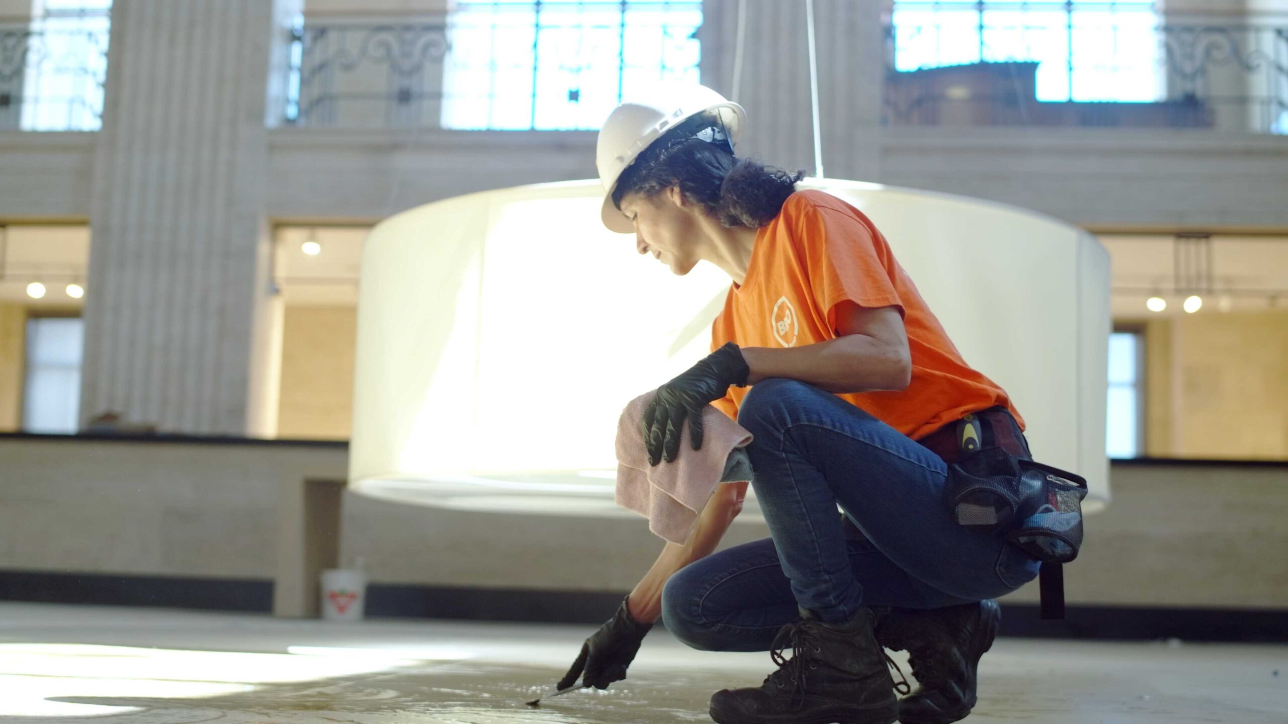 Technicien utilisant une autorécureuse industrielle