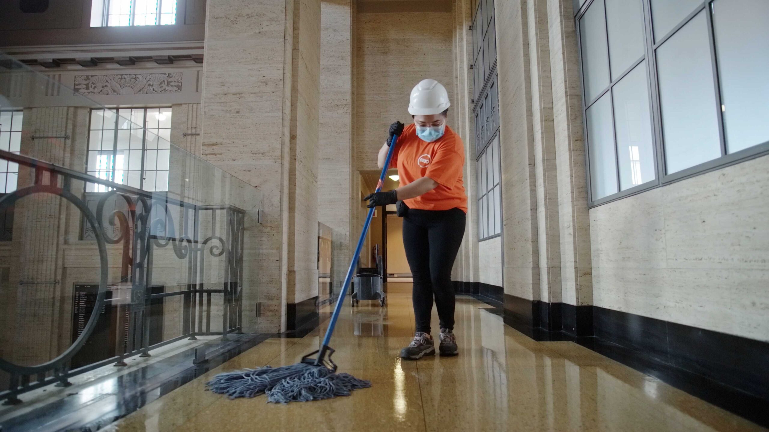 Entretien manuel minutieux des sols