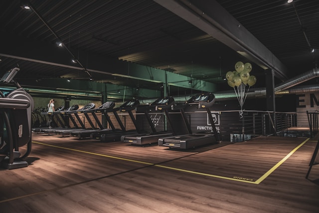 Espace gym lumineux et propre